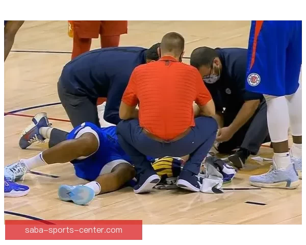 愿无大碍古德温倒地拼抢受压伤退场返回更衣室接受紧急治疗情况引关注