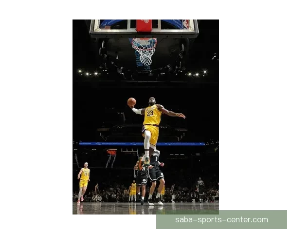 詹姆斯昨日惊艳劈扣起跳三点二米入网时速近五十公里